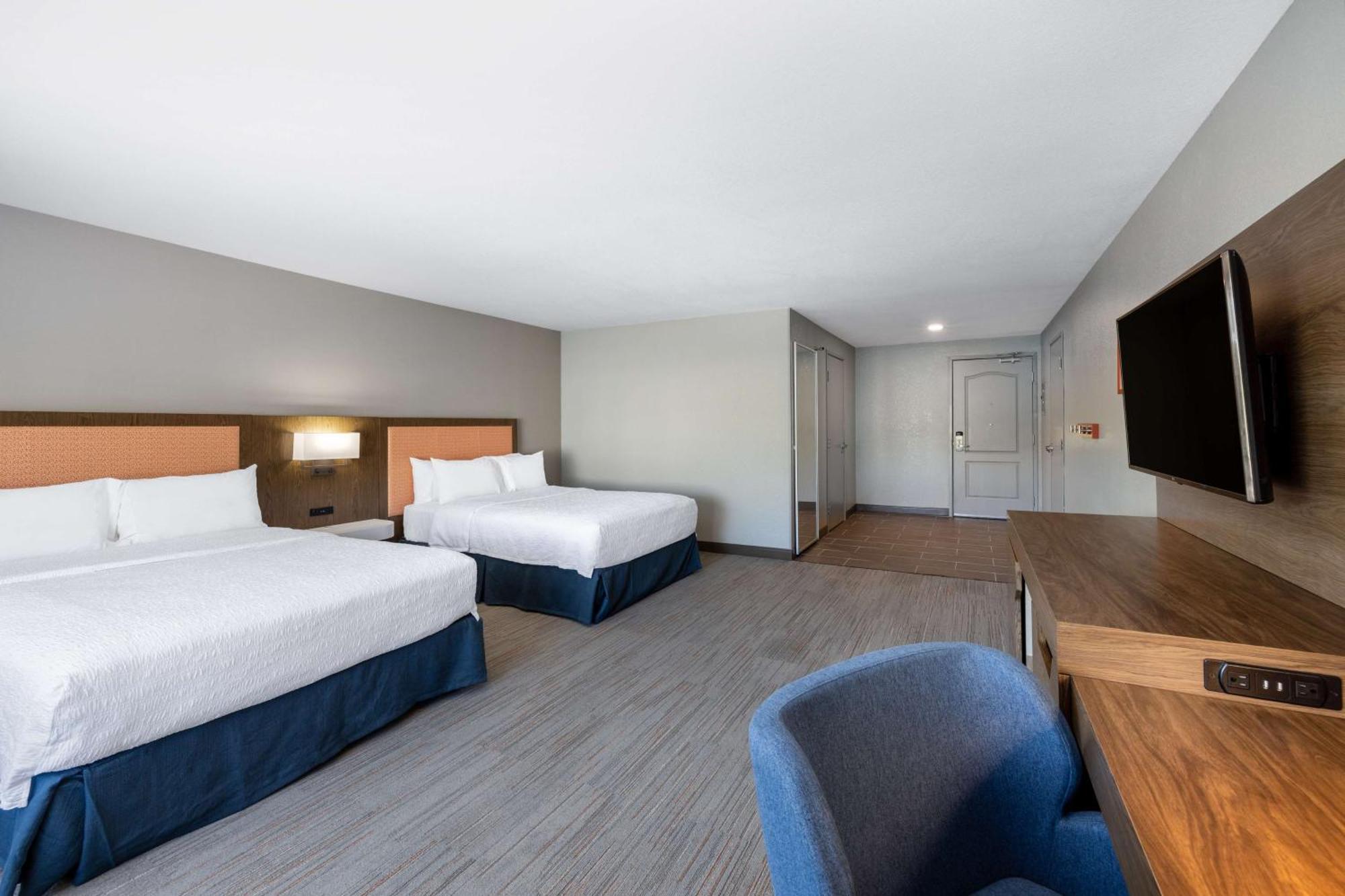 Double Room with Two Queen Beds and Bath Tub - Mobility and Hearing Access/Non-Smoking,1550484355:JPEG